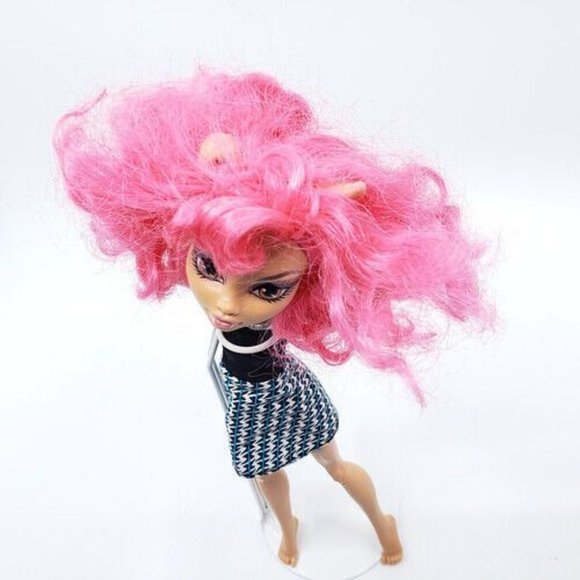 Monster High Doll Howleen Wolf 11 in Mattel Fashion Doll 2011 - Picture 5 of 8